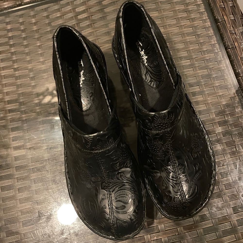 Brand New !!!Thom McAn  Black with design 🖤